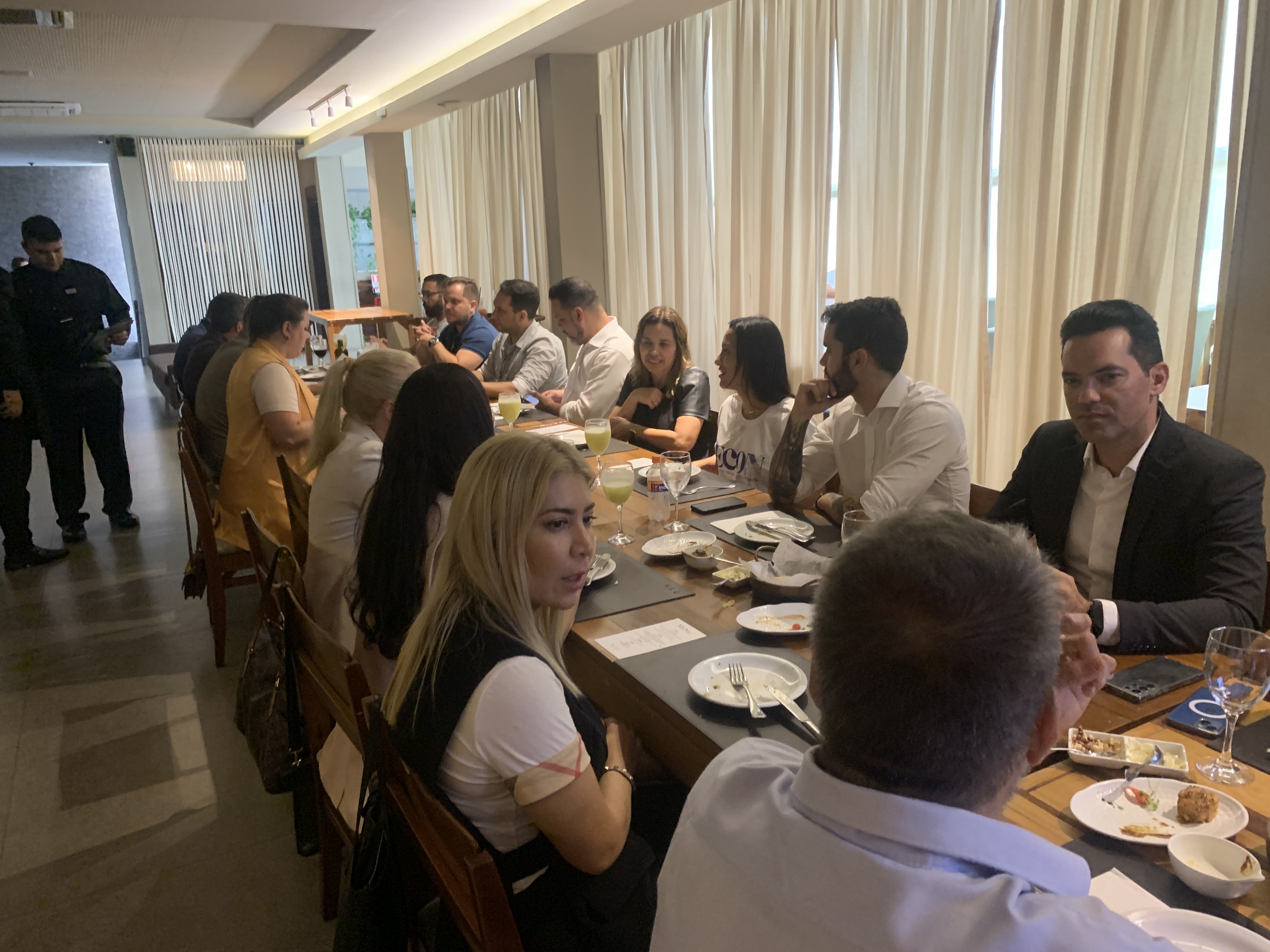 O Que Acontece nos Bastidores do ECON Road Summit