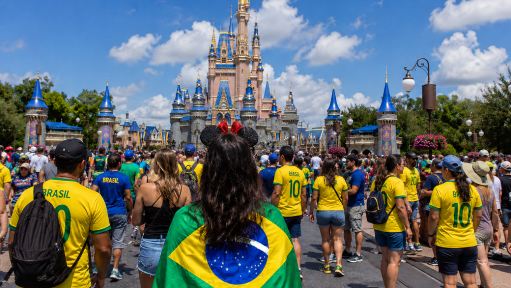 Por que os turistas brasileiros se tornaram essenciais para a economia de Orlando